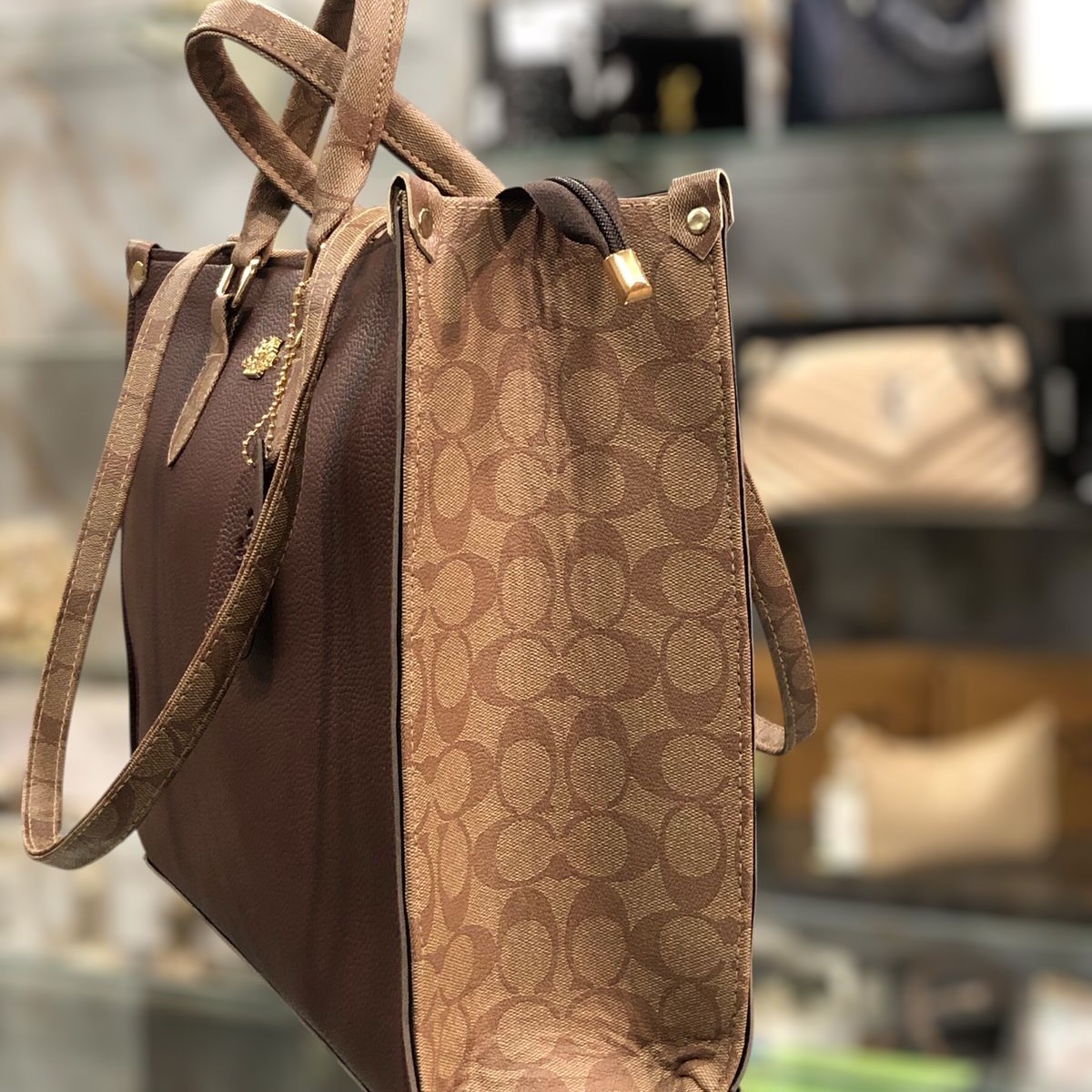 High Quality Coach Tote Bag 16x11 Inches Elegant Designer Handbag - Image 4