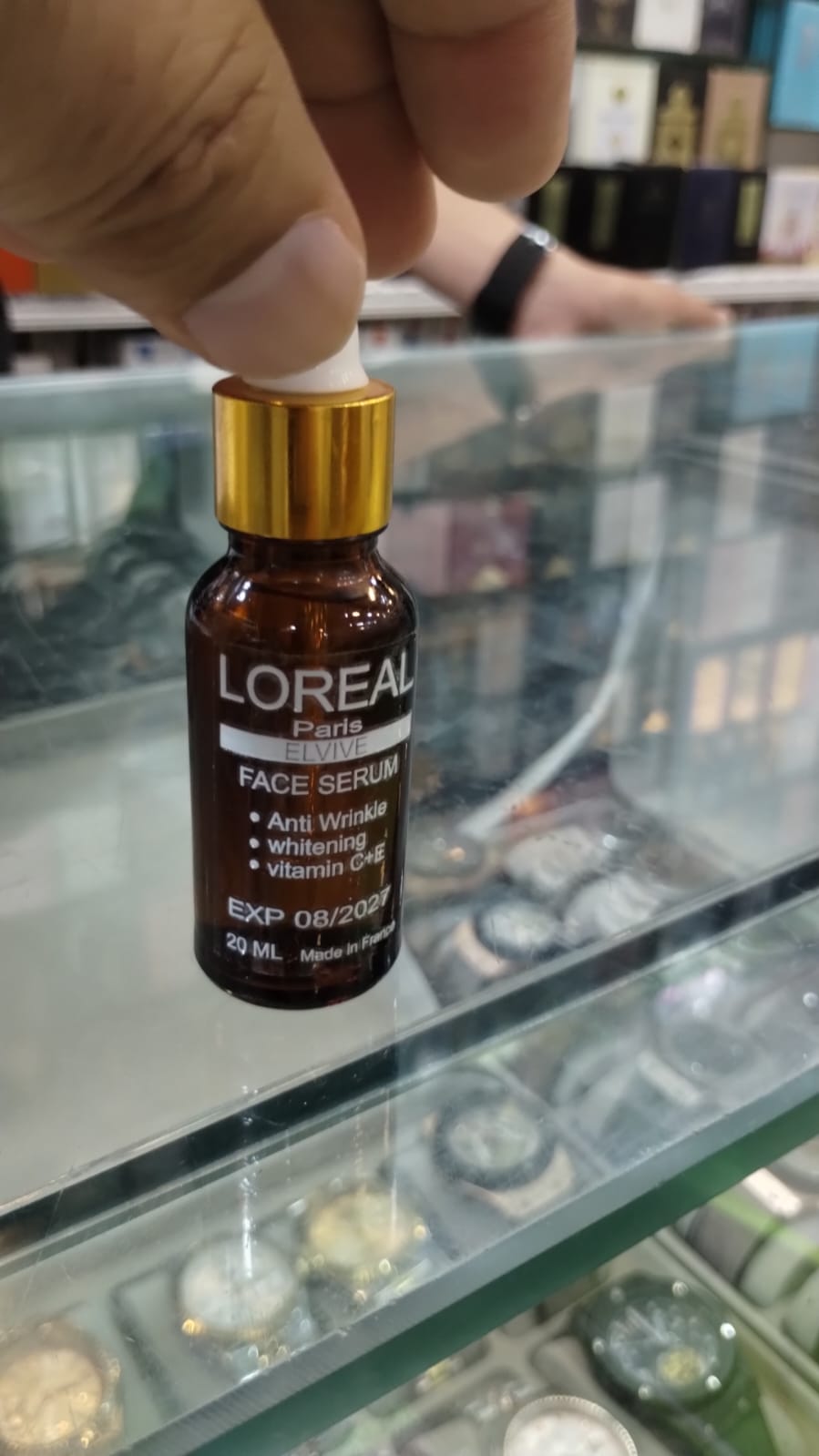 L'Oreal Paris Elvive Anti-Wrinkle & Ultra-Whitening Face Serum – Advanced Vitamin C + E Glow Treatment (20ml) - Image 4
